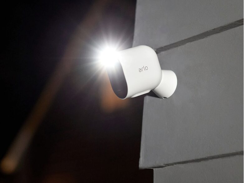 Arlo Pro 4 Spotlight Kamera, kabellose Überwachungskamera, 3er-Pack, WLAN, weiß