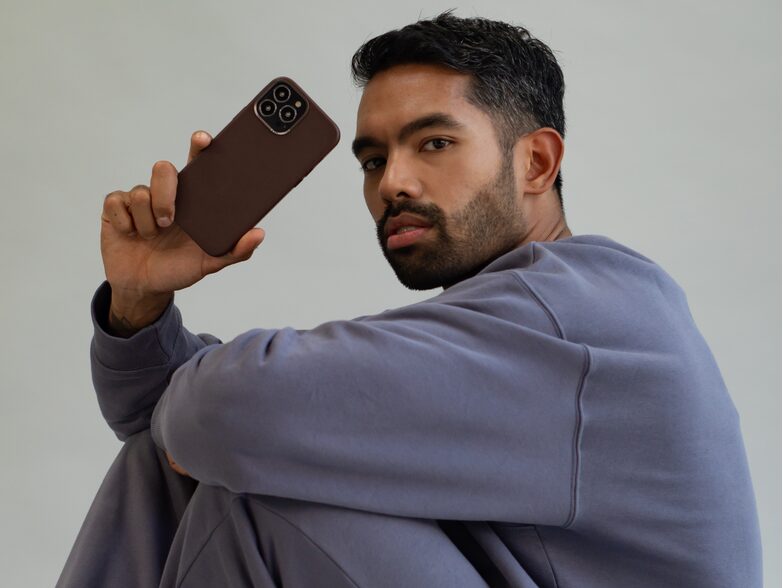 Decoded Back Cover, Leder-Schutzhülle für iPhone 13 Pro Max, mit MagSafe, braun