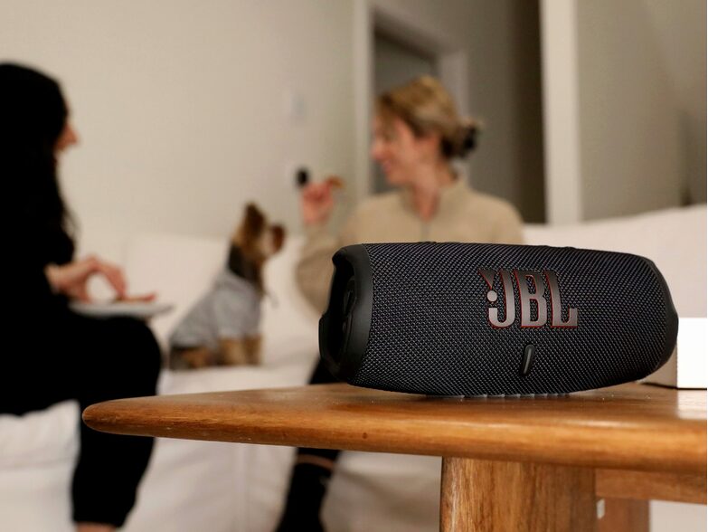 JBL Charge 5, tragbarer Lautsprecher mit Powerbank, wasserdicht, schwarz