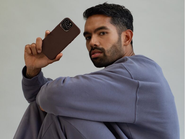 Decoded Back Cover, Leder-Schutzhülle für iPhone 13 Pro, mit MagSafe, braun