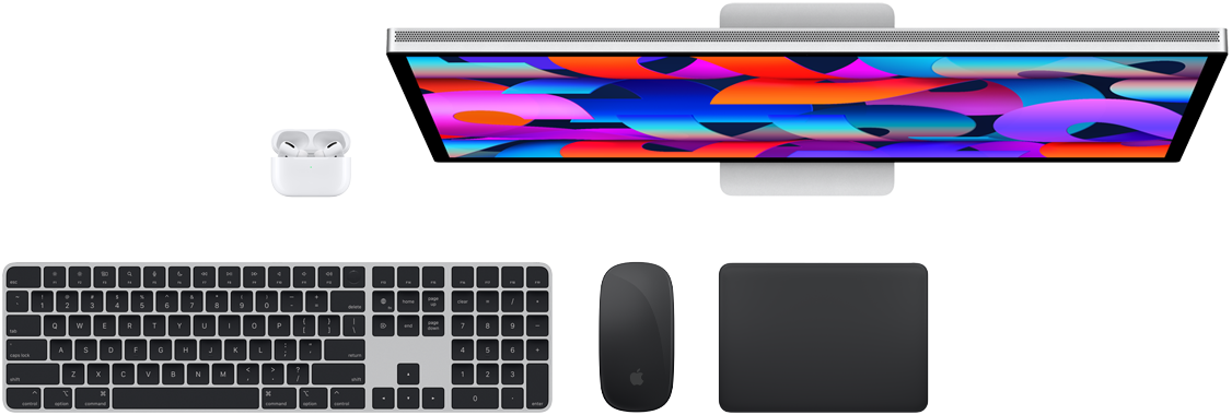Draufsicht auf Air Pods, ein Studio Display, ein Magic Keyboard, eine Magic Mouse und ein Magic Track Pad